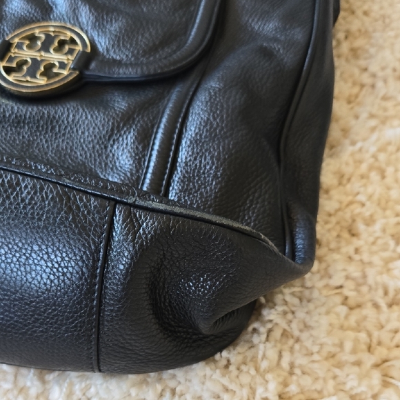 Tory Burch Black Leather Shoulder Bag with Gold Medallion - Picture 3 of 10